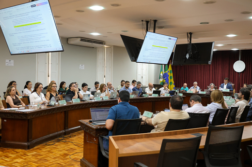 Conselho de Ensino, Pesquisa e Extensão delibera sobre políticas institucionais e alterações normativas nessas áreas; processo eleitoral inédito escolherá três titulares e três suplentes para representar TAEs na instância. (Foto: Guilherme Silva/ UFC Informa) Imagem: Integrantes do Conselho de Ensino, Pesquisa e Extensão (Cepe) sentados em bancadas dispostas em semicírculo.