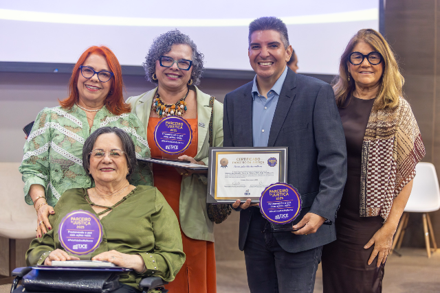 A vice-reitora da UFC, Diana Azevedo, representou a universidade na entrega do Selo Parceiro da Justiça 2025 (Foto: Guilherme Silva/Secom-UFC) Solenidade de entrega do Selo Parceiro da Justiça 2025