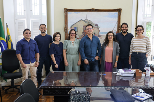 Imagem: De pé, da esquerda para a direita: Túlio Bessa (servidor da UFC Infra), Renato Guerreiro (superintendente da UFC Infra), professora Virgínia Girão (coord. Causa Animal da SMA-UFC), professora Aliny Abreu (secretária da SMA-UFC), professor Custódio Almeida (reitor da UFC), Lara Lima (superintendente-adjunta da UFC Infra), professor Lamartine Oliveira (secretário-adjunto da SMA-UFC) e professora Elis Teixeira (coord. de Gestão de Resíduos da SMA-UFC).