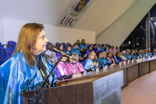 A docente Adriana Limaverde ressaltou a experiência transformadora da universidade: "todas essas vivências atuaram profundamente na formação de vocês como pessoas e profissionais" (Foto: Guilherme Silva) Imagem: