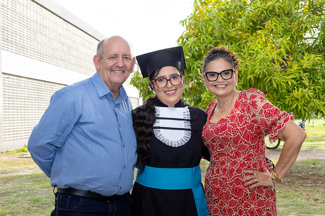 Imagem: a formanda Maria Teresa e seus pais