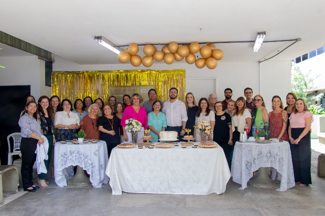 Imagem: pessoas reunidas em comemoração aos 110 anos dos cursos de Farmácia e Odontologia da UFC