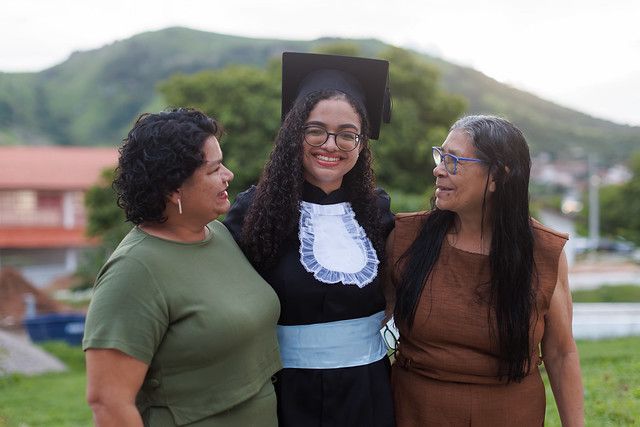 Ao lado da mãe e da avó, Aryely Matos comemora a formação no curso de Segurança da Informação e já celebra a aprovação no mestrado em Ciências da Computação, também na UFC (Foto: Ribamar Neto/UFC) ft 260320 colacaoitapaje3