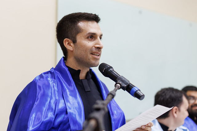 O orador docente da cerimônia, Juan Sebastian Toquica Arenas, citou o filósofo colombiano Estanislao Zuleta ao destacar a educação como um espaço de conflito que desafia certezas, evidencia limites do sistema e se afirma como ferramenta de transformação social e crescimento individual. (Foto: Ribamar Neto/UFC) ft 260320 colacaoitapaje5.jpeg