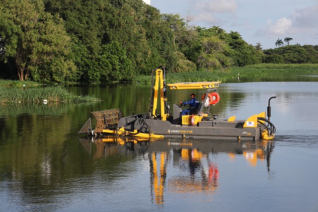 Imagem: O Hidrotractor tem eficiência em roçar, recortar, rebocar, colher e remover ilhas de vegetações aquáticas (Foto: Viktor Braga/UFC)
