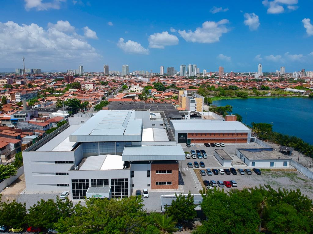 Imagem: visão aérea do prédio do NPDM que abriga seis dos oito laboratórios da nova unidade da Embrapii na UFC