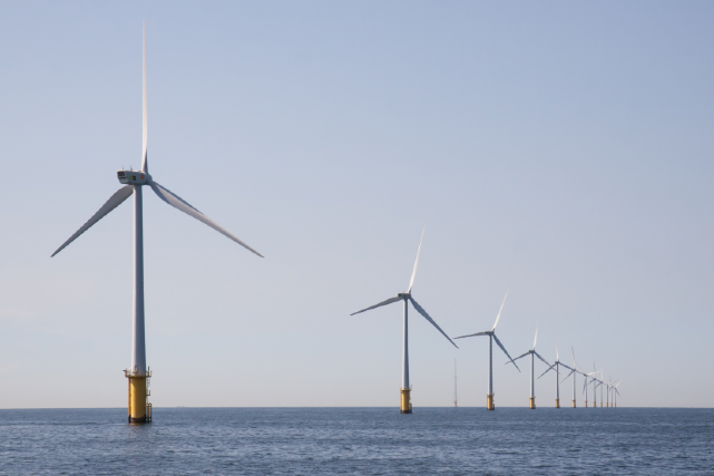 Imagem: Parque eólico offshore perto de IJmuiden, Países Baixos: ainda não existem empreendimentos do tipo no Brasil, apenas em países do Hemisfério Norte (Foto: Freepik)