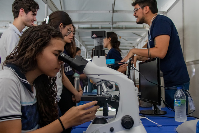 Imagem: jovens estudantes na Feira das Profissões da UFC
