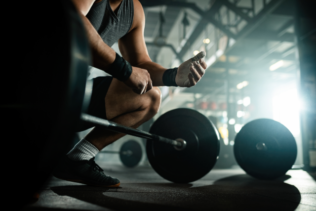 Imagem: atleta pratica musculação em ginásio