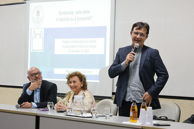 Imagem: o médico Marcelo Alcântara, a médica Margareth Dalcolmo e o reitor da UFC, Custódio Almeida