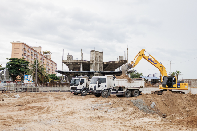 Imgem: Maquinário no terreno da construção do campus Iracema