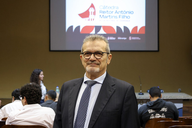 O professor Martônio Mont'Alverne discutiu a formação do Estado brasileiro e os desafios atuais do país (Foto: Victor Braga/UFC) Imagem: Professor Martônio Mont'Alverne no auditório