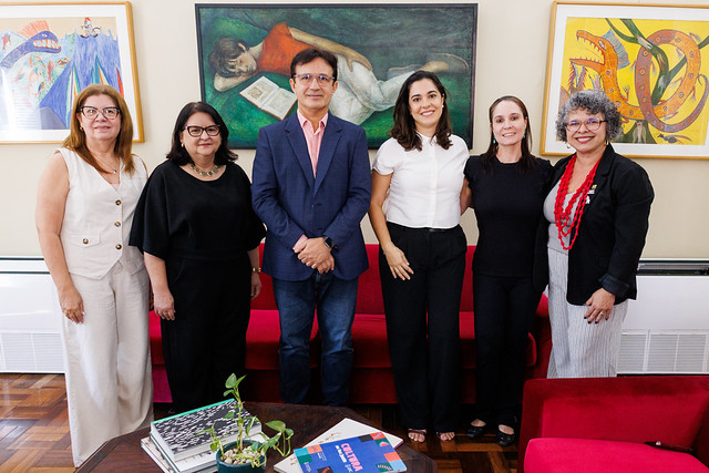 A servidora TAE Thatyane Vidal Fonteles (terceira, da direita para a esquerda) foi recebida no Gabinete da Reitoria pela diretora do CCA, Sonia Pinheiro; pela pró-reitora de Pesquisa e Pós-Graduação, Regina Monteiro; pelo reitor da UFC, Custódio Almeida; pela coordenadora do laboratório onde Thatyane atua, Sueli Rodrigues, e pela vice-reitora da UFC, Diana Azevedo (Foto: Ribamar Neto/UFC) Imagem: Thatyane Vidal Fonteles sendo recebida no Gabinete da Reitoria da UFC