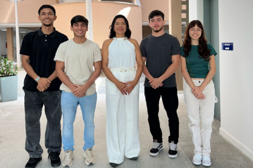 Integrantes da startup Bimp (da esquerda para a direita), aprovada em primeiro lugar no Programa Centelha 3 Ceará: Jamesson Alberto, Pedro Levi , Márcia Rodrigues (professora orientadora), Assis Paiva e Sarah Paiva (Foto: Divulgação) Imagem: da esquerda para a direita, vemos integrantes da startup Bimp, em foto onde aparecem de pé, na seguinte ordem: Jamesson Alberto (blusa polo preta), Pedro Levi (blusa bege), Prof Márcia Rodrigues (macacão branco), Assis Paiva (blusa cinza), Sarah Paiva (blusa verde)