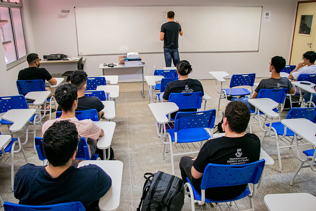 Os resultados do Enade 2025 mostram que mais de 80% dos estudantes de Medicina e licenciaturas da UFC atingiram a nota satisfatória definida pelo MEC (Foto: Ribamar Neto/UFC) Imagem: sala de aula
