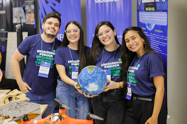 A UFC espera receber, nesta edição, 322 escolas, sendo 257 públicas e 65 privadas (Foto: Ribamar Neto/UFC) Imagem: estudantes da UFC em estande apresentando o curso