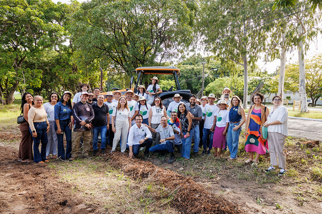 Imagem: representantes da UFC e da Fundação Cepema na área do jardim agroflorestal