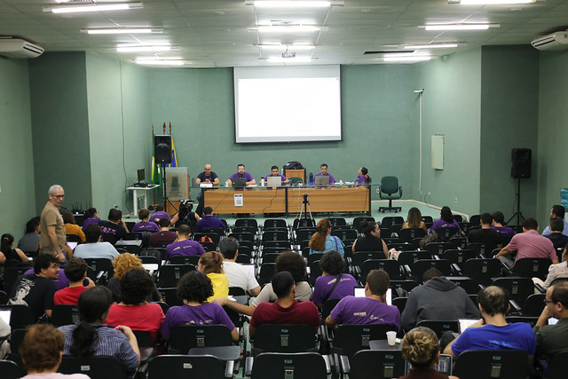 Imagem: participantes em sessão plenária do Congresso Estatuinte da UFC