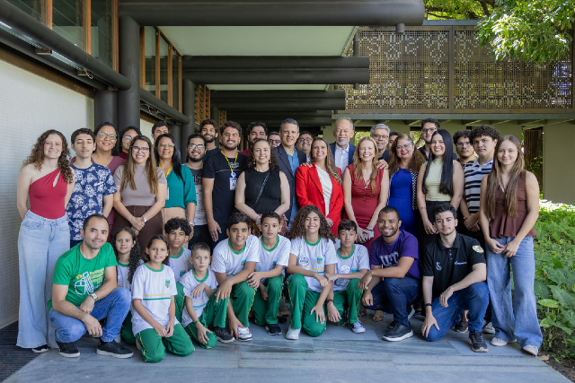 Pessoas reunidas no Palácio da Abolição, em Fortaleza, para o lançamento do Programa Mais Ciência na Escola