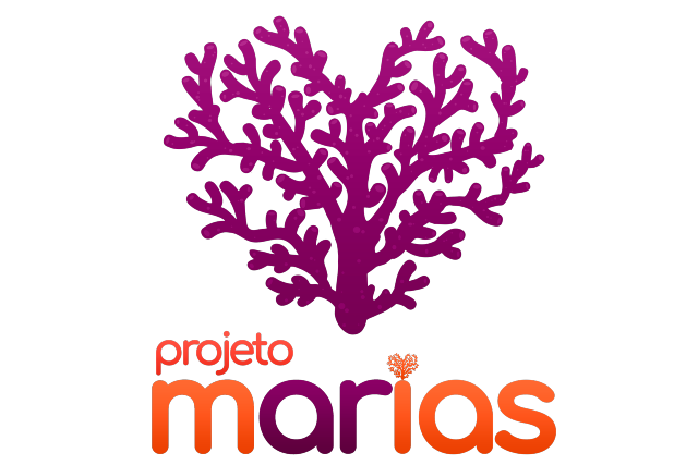 Imagem: Logo do “Projeto Marias”. Na parte superior há uma ilustração estilizada de um coral marinho na cor roxa, com formato ramificado. Abaixo, o nome “projeto marias” aparece em letras minúsculas, com tipografia arredondada e moderna. A palavra “projeto” está menor e em laranja, enquanto “marias” é maior e em um degradê que vai do roxo ao laranja.