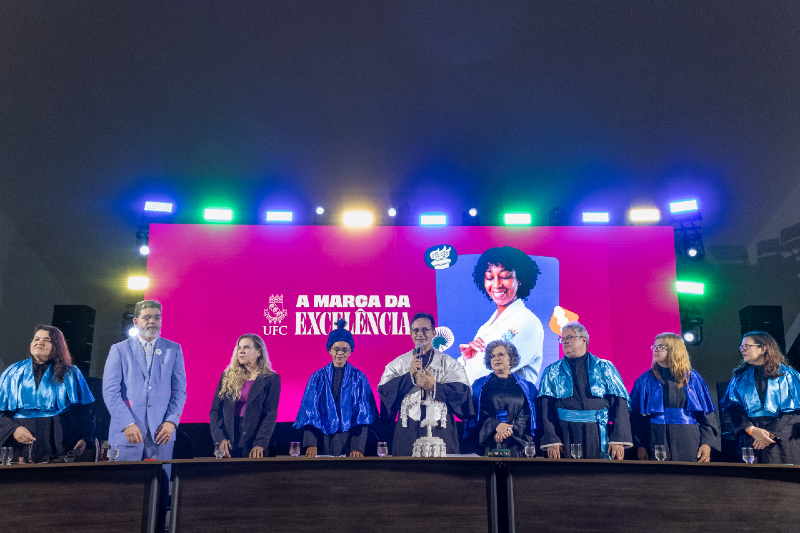Imagem: Foto da mesa do evento com integrantes da Administração Superior da UFC, personalidades políticas