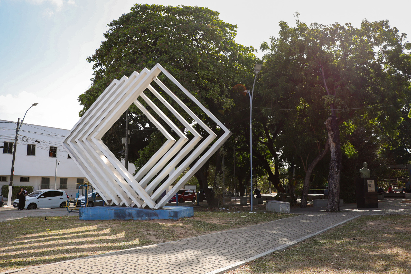 Imagem: Área externa do Campus do Pici da UFC, com obra de arte feitas de losangos na cor branca.