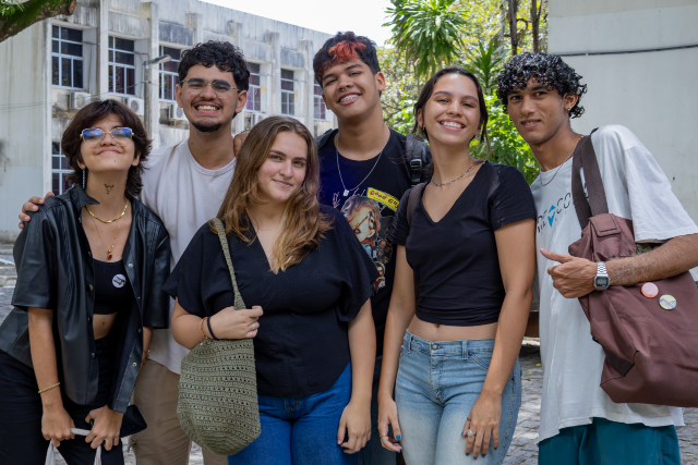 Imagem: Seis estudantes posando para foto no campus da UFC