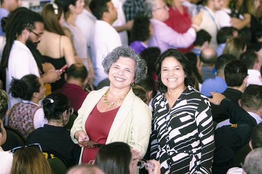 Imagem: Professoras Diana Azevedo e Ligia Melo olhando para a câmera e sorrindo. (Éden Barbosa/PROCULT)