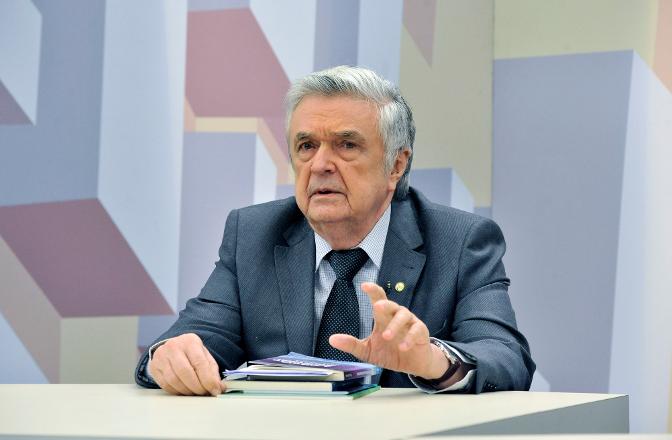 Ex-deputado Ariosto Holanda durante fala na Câmara dos Deputados