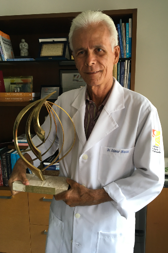 Médico Edmar Maciel segura troféu do Prêmio Euro