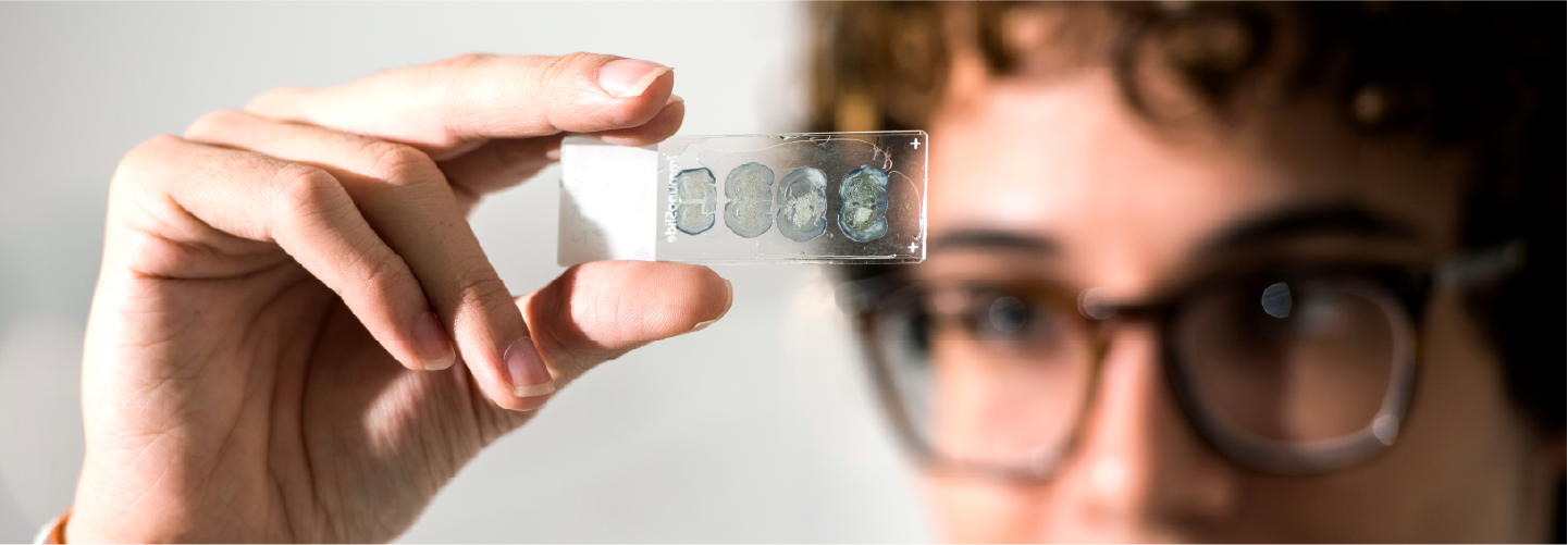 pesquisadora em laboratório
