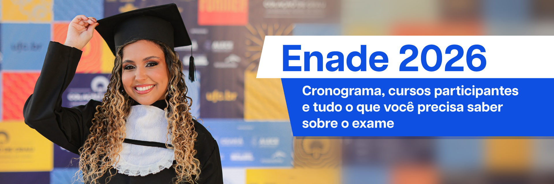 Ao lado esquerdo da imagem, uma jovem vestindo beca e capelo, trajes de formatura; do lado direito, um texto em cores azul e branco: Enade 2026 - cronograma, cursos e tudo o que você precisa saber sobre o exame