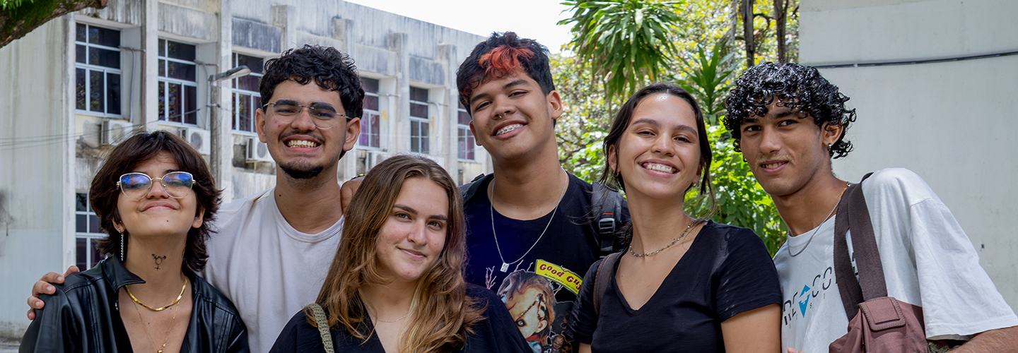 Seis estudantes da UFC, de diferentes alturas, gêneros e cor, posam para foto